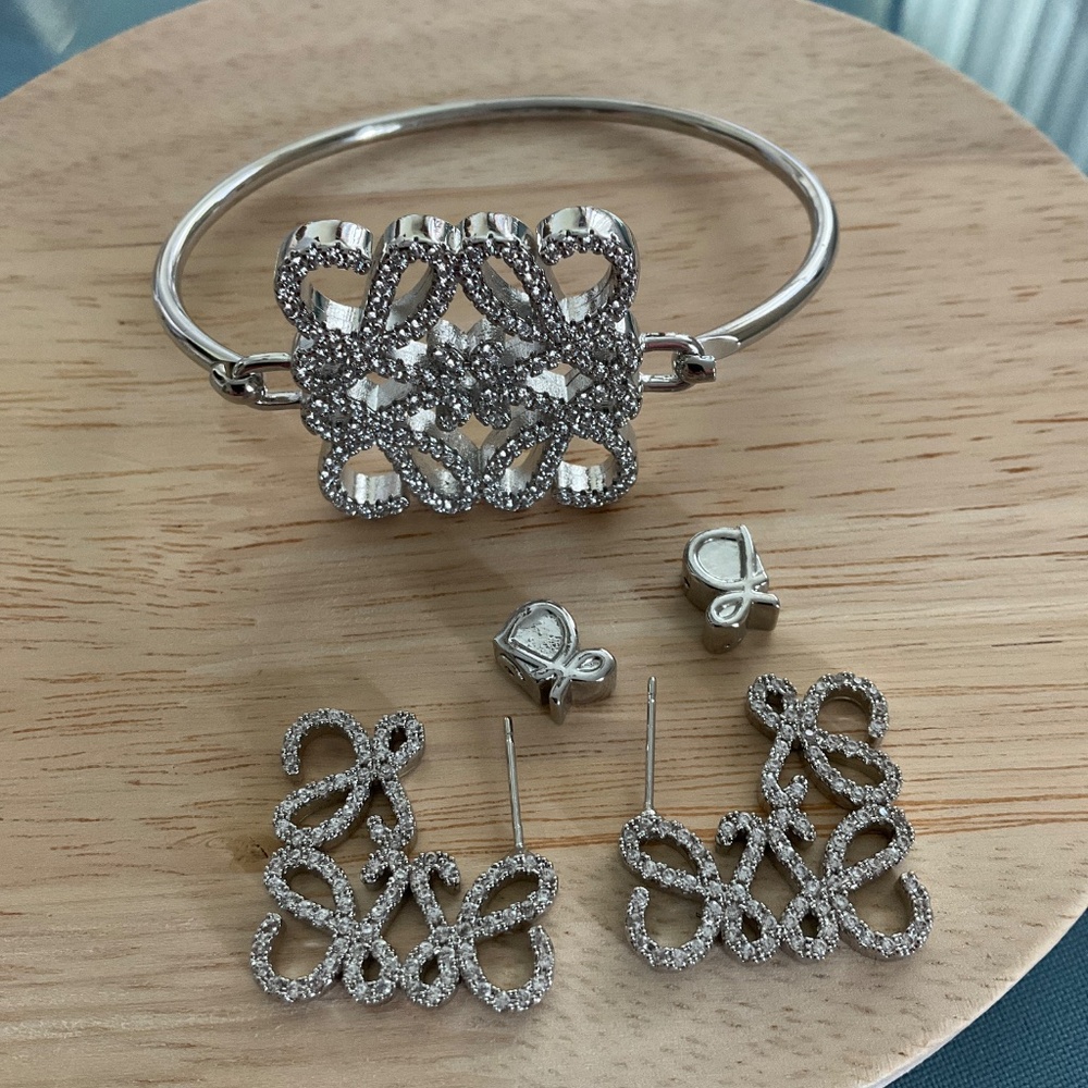 steel bracelet with monogram very fashionable and modern decorated with zircons - Picture 6 of 6
